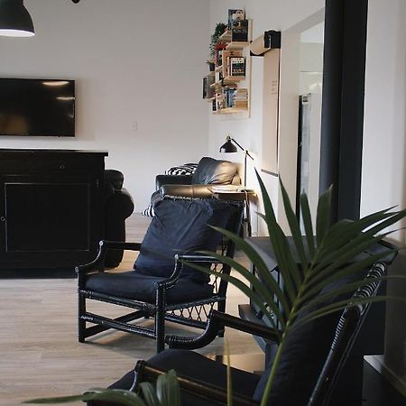 Hugo & Carters Backpackers & Motel Tauranga Luaran gambar The interior of a typical apartment