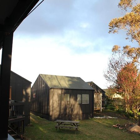 Hugo & Carters Backpackers & Motel Tauranga Luaran gambar The Village