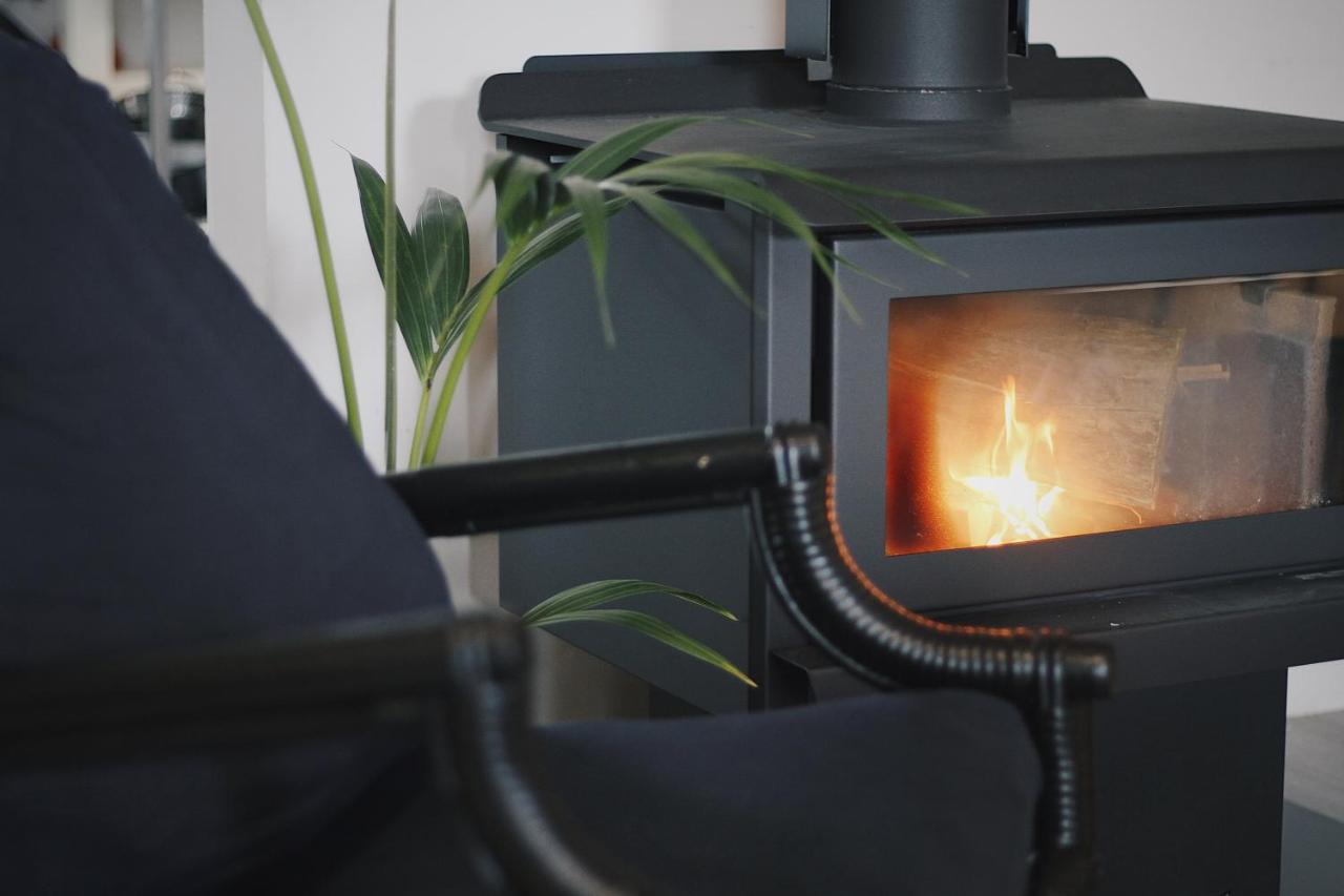 Hugo & Carters Backpackers & Motel Tauranga Luaran gambar A wood stove