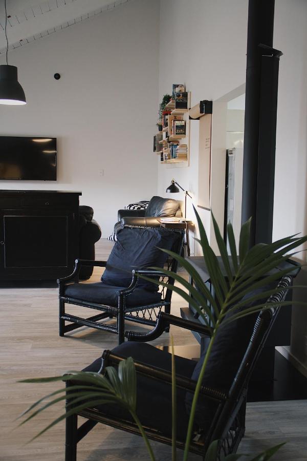 Hugo & Carters Backpackers & Motel Tauranga Luaran gambar The interior of a typical apartment