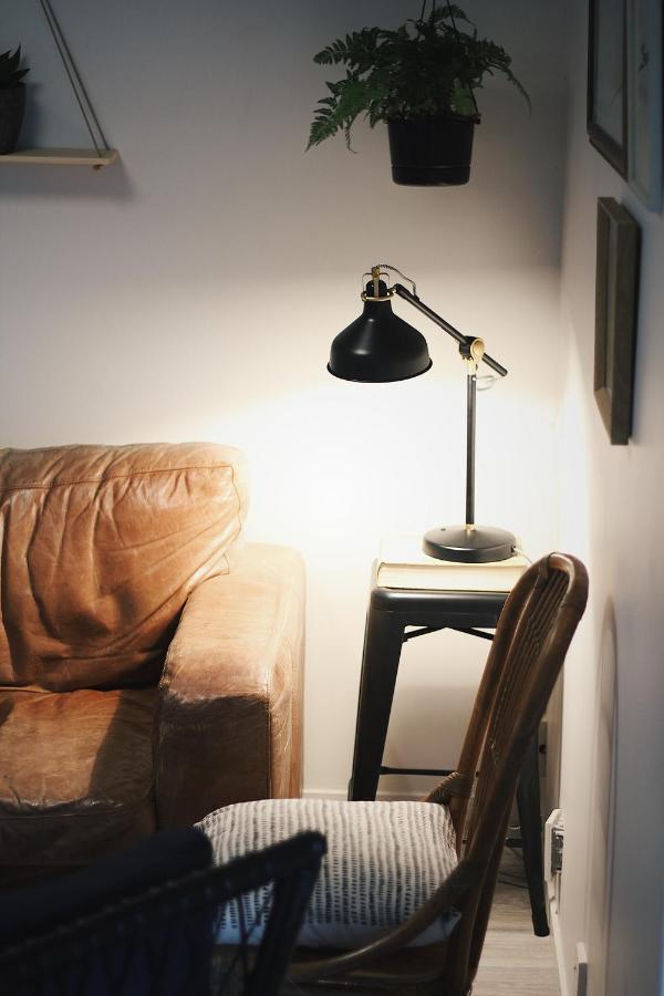 Hugo & Carters Backpackers & Motel Tauranga Luaran gambar A table lamp