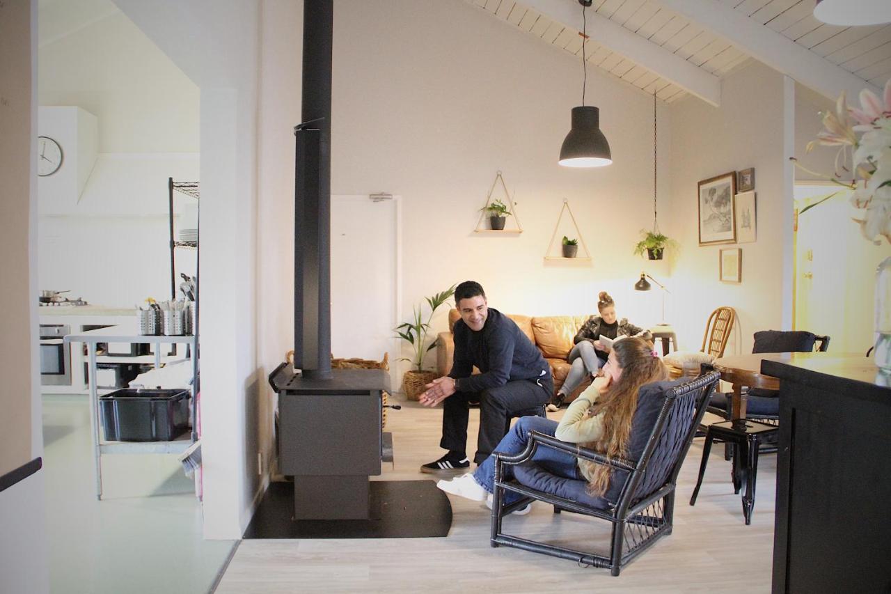 Hugo & Carters Backpackers & Motel Tauranga Luaran gambar A wood burning stove in a home