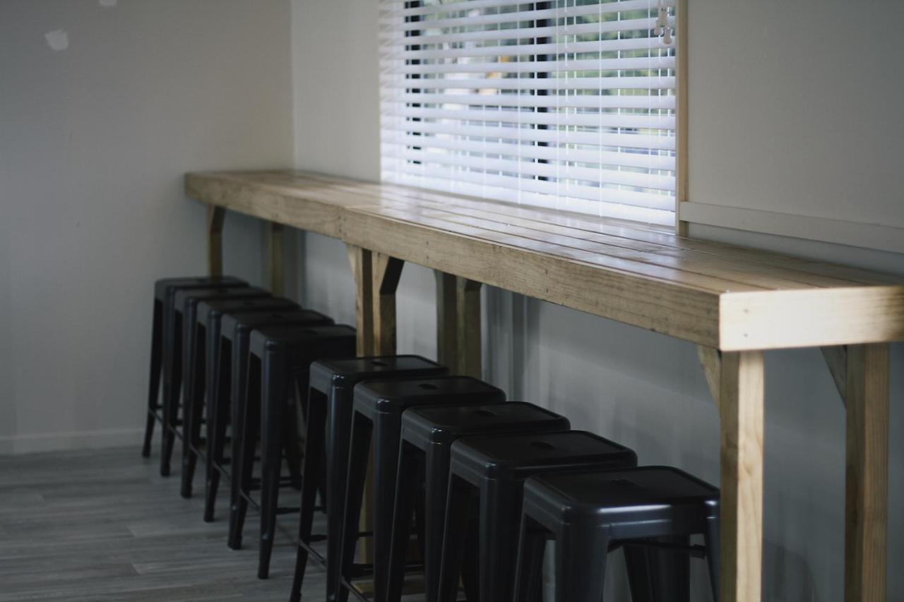 Hugo & Carters Backpackers & Motel Tauranga Luaran gambar A bar table