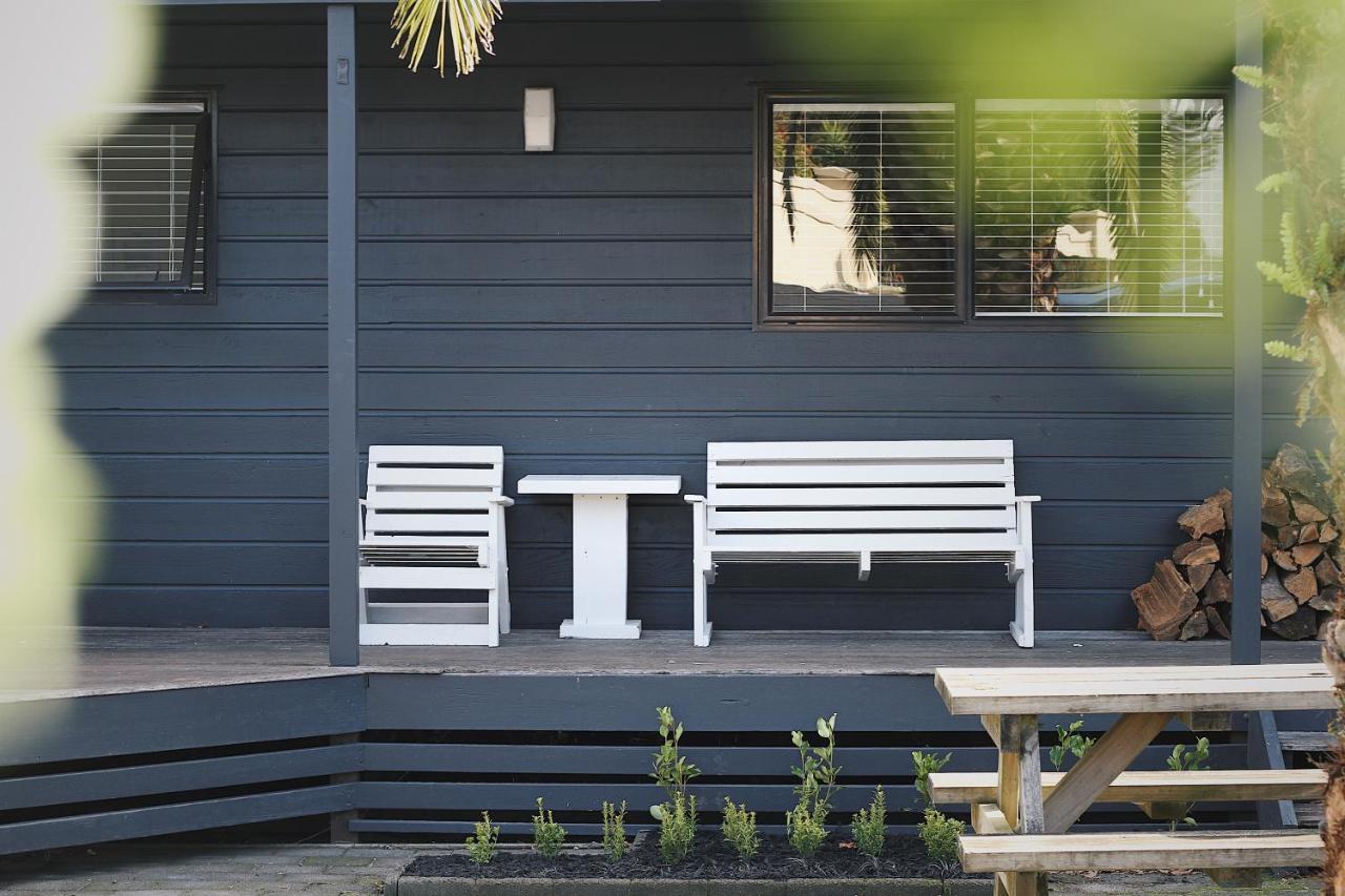 Hugo & Carters Backpackers & Motel Tauranga Luaran gambar A modern bench