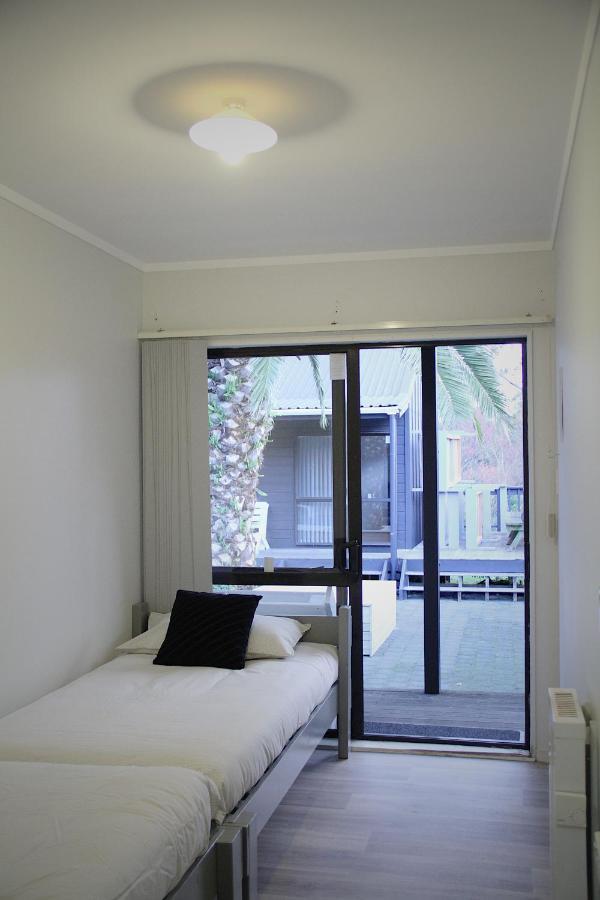 Hugo & Carters Backpackers & Motel Tauranga Luaran gambar A sliding door