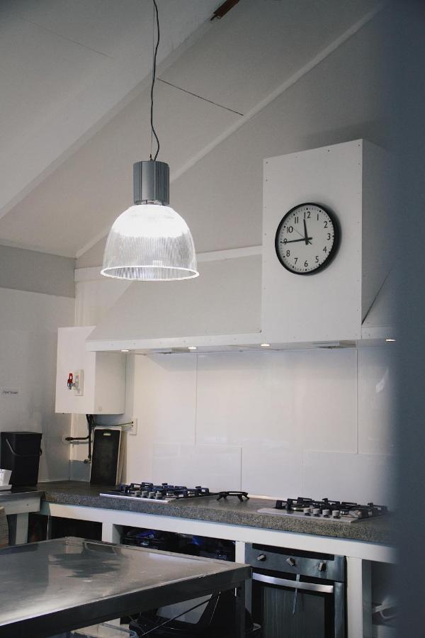 Hugo & Carters Backpackers & Motel Tauranga Luaran gambar A wall clock