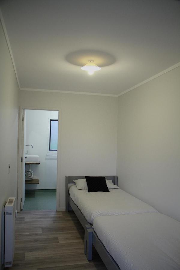 Hugo & Carters Backpackers & Motel Tauranga Luaran gambar A room at the motel
