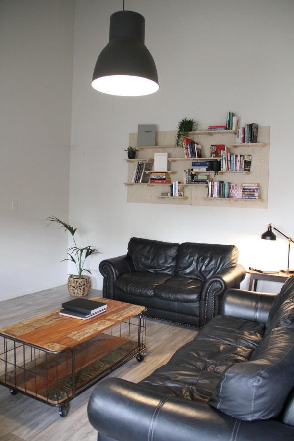 Hugo & Carters Backpackers & Motel Tauranga Luaran gambar A living room with a leather sofa