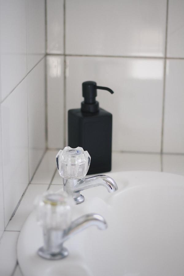 Hugo & Carters Backpackers & Motel Tauranga Luaran gambar A soap dispenser
