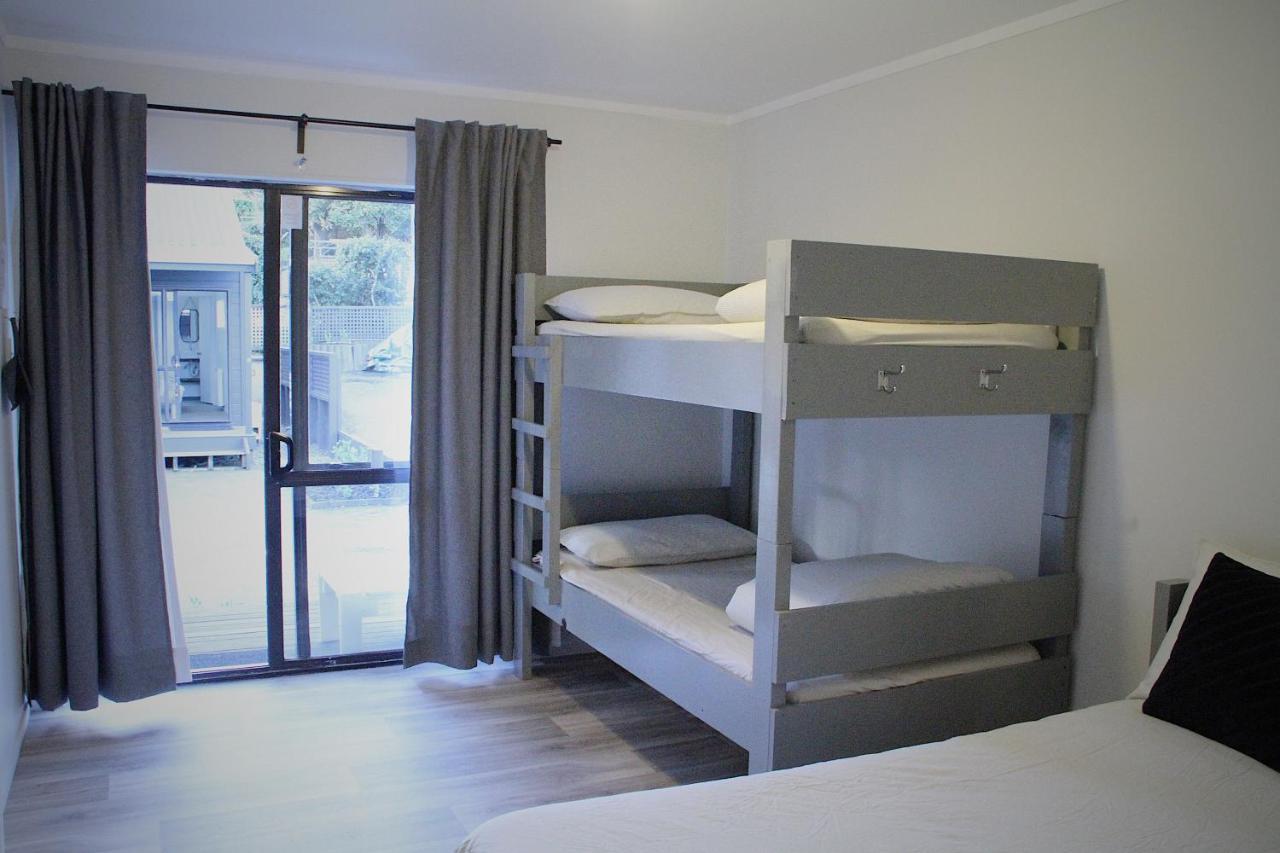 Hugo & Carters Backpackers & Motel Tauranga Luaran gambar A bunk bed in a hotel room