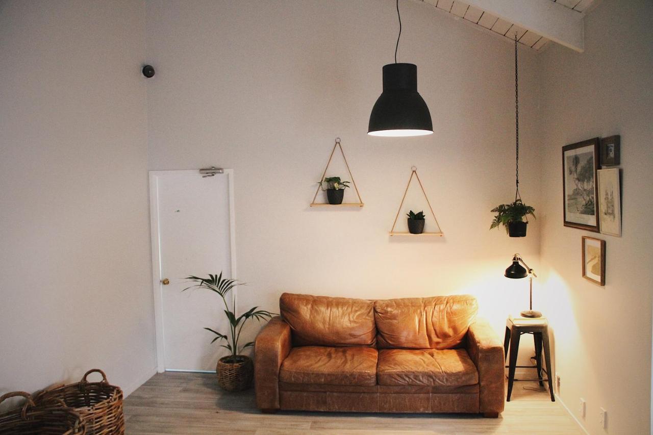 Hugo & Carters Backpackers & Motel Tauranga Luaran gambar A living room with a leather sofa
