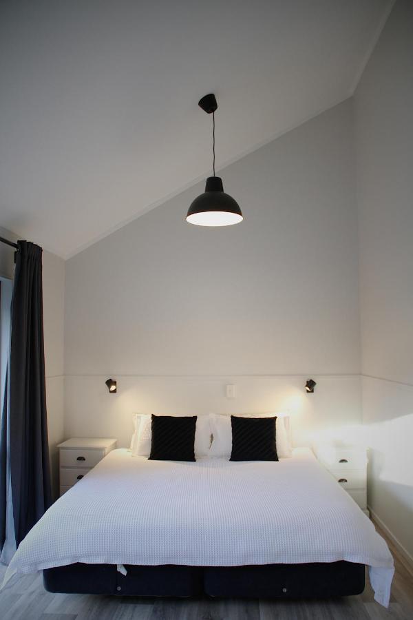 Hugo & Carters Backpackers & Motel Tauranga Luaran gambar A pendant light