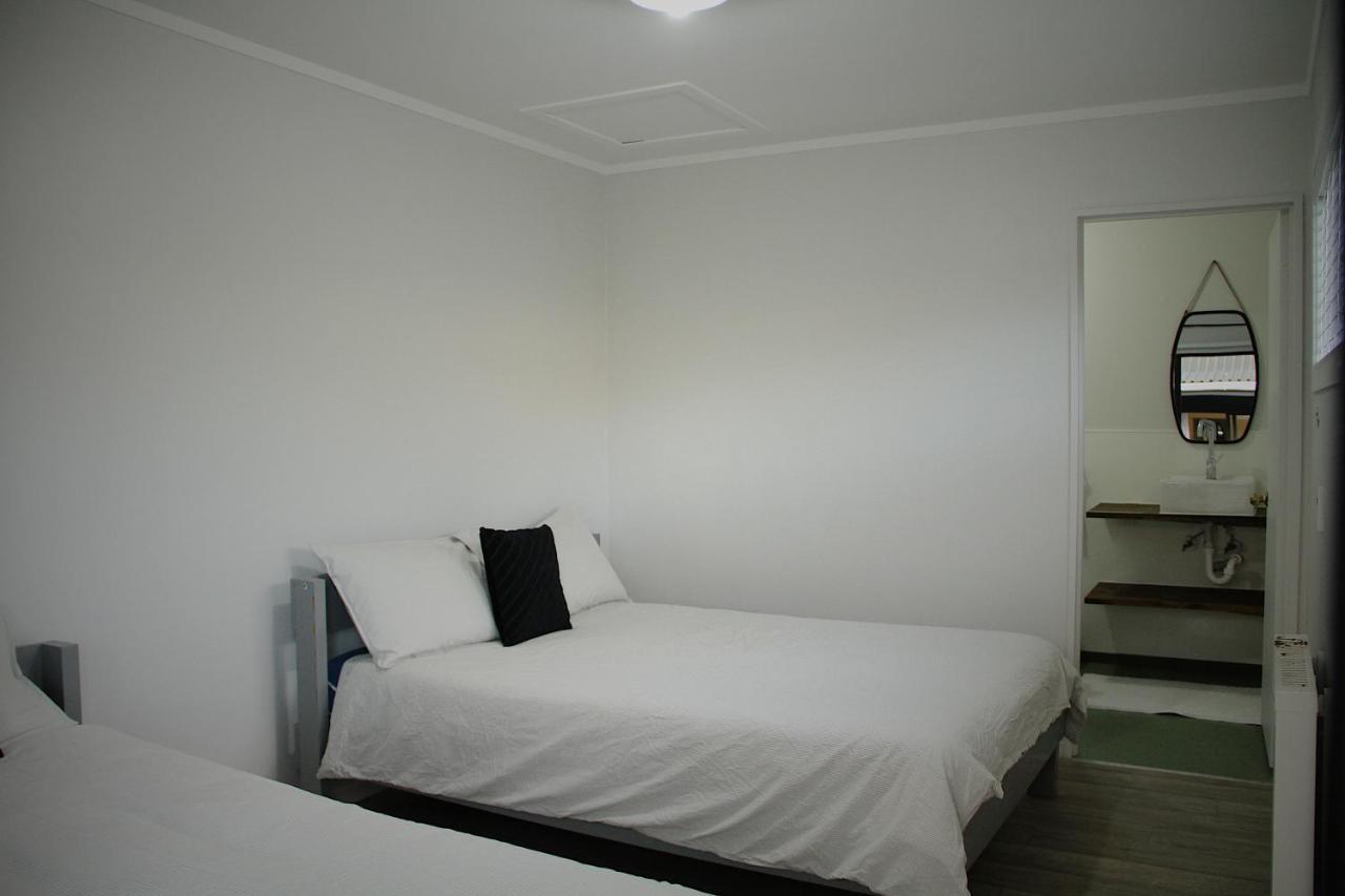 Hugo & Carters Backpackers & Motel Tauranga Luaran gambar A bedroom